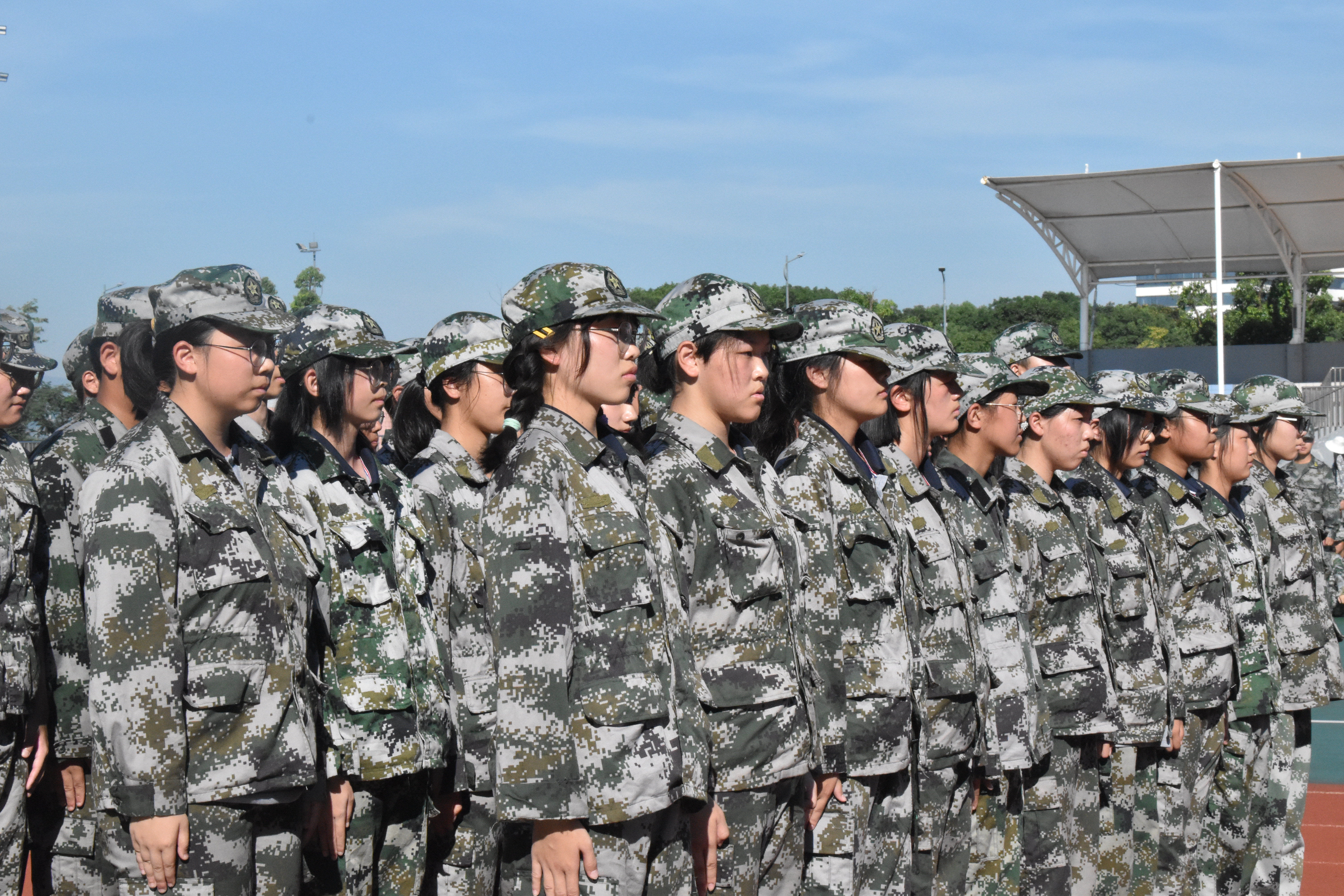 挥洒热血 铸就青春--记德清县求是高级中学2021级新生军训闭幕式.jpg