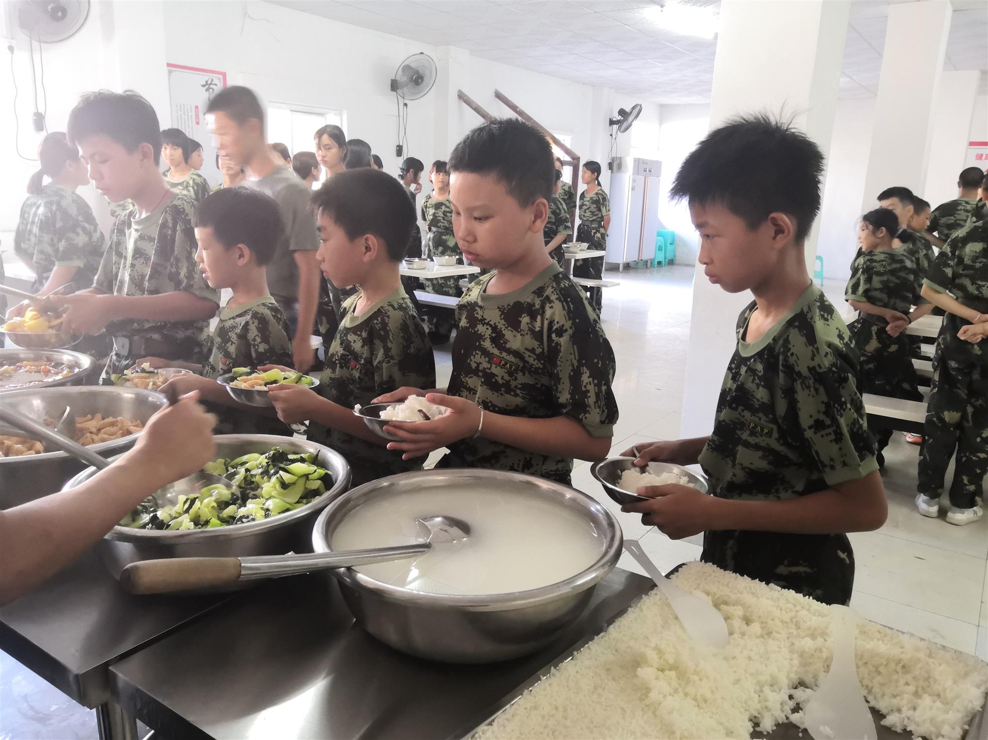 毕节初三生特训学校 师生同住.jpg
